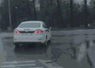疏忽 | 加完油不看后視鏡，加油站沒了…